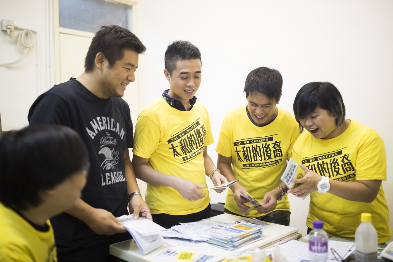 「太和的後裔」在「太和邨亨和樓互委會」辦公室內整理理宣傳物資。（余俊亮攝）