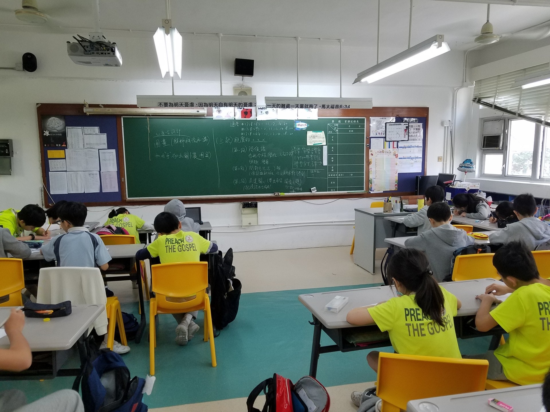 學生們於「懲.信」活動後寫信給囚友,與他們做筆友。(浸信會天虹小學提供) 學生們於「懲.信」活動後寫信給囚友,與他們做筆友。(浸信會天虹小學提供)