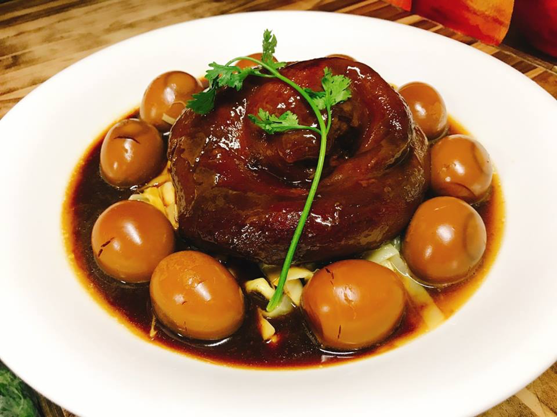 這間安和路上的「巷子口食堂」名稱親民,菜色價位也不會太高。(巷子口 創意台菜料理食堂@facebook)