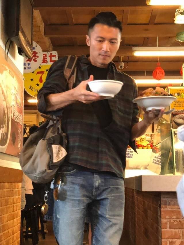 謝霆鋒早前到北投錄製美食節目《12道鋒味》時,便與張鈞甯同時出現在「水龜伯」店內,引起大批粉絲轟動。( nicholastsetwfc@Facebook)