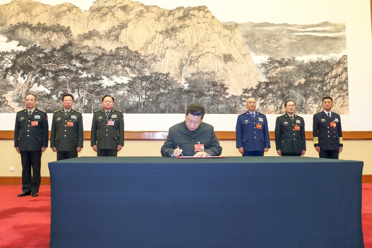 習近平簽署中央軍委2019年1號命令,向全軍發布開訓動員令。(新華社) 習近平簽署中央軍委2019年1號命令,向全軍發布開訓動員令。(新華社)