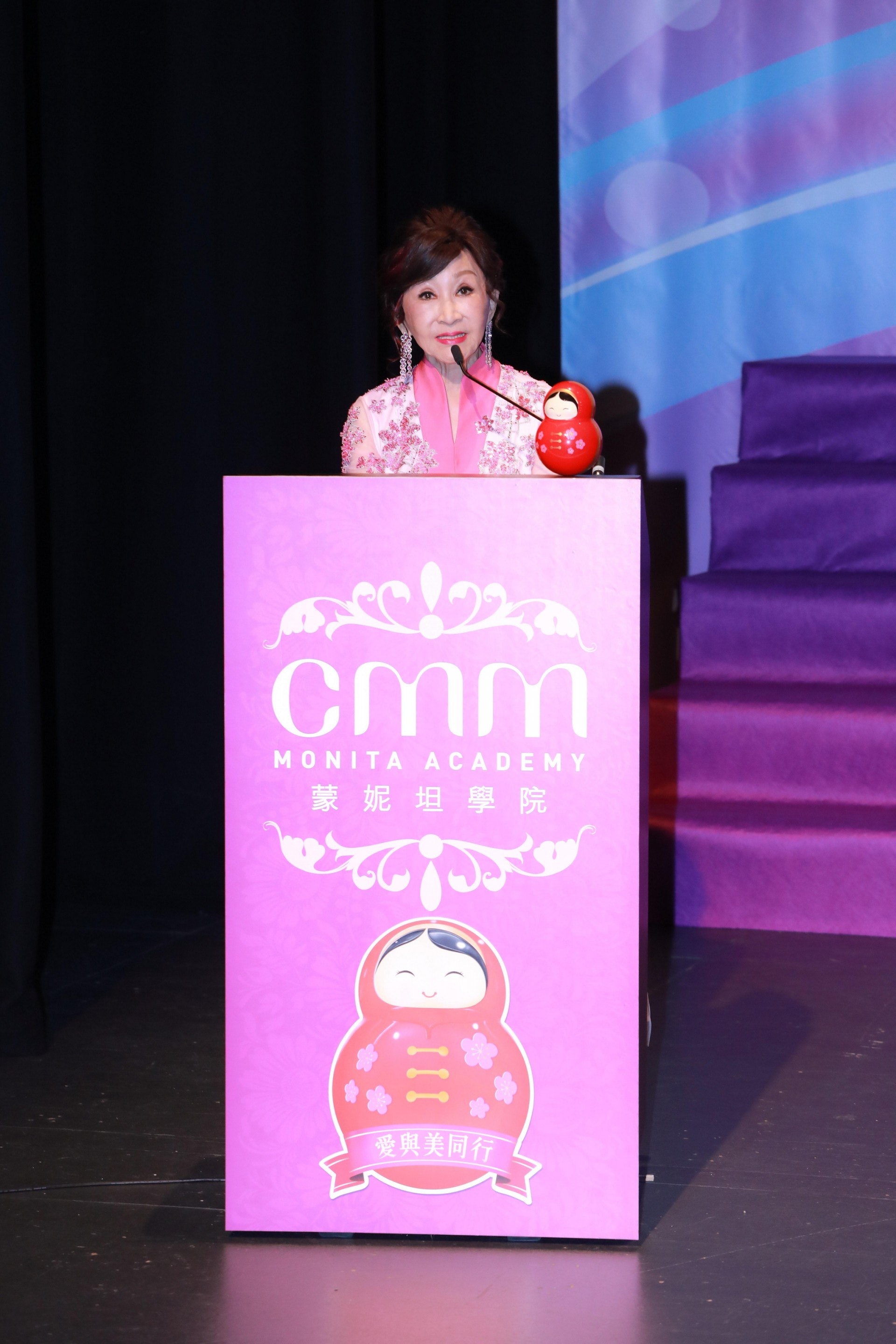由「美容教母」鄭明明所創辦的CMM蒙妮坦學院,日前舉辦「第53屆蒙妮坦學院畢業典禮」。 由「美容教母」鄭明明所創辦的CMM蒙妮坦學院,日前舉辦「第53屆蒙妮坦學院畢業典禮」。