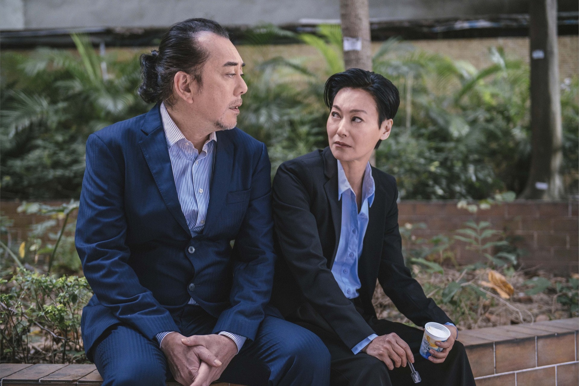 惠英透露今次飾演Madam在揣摩角色的時候,平時會以男性化去演繹,但對著黃秋生飾演的丈夫會很女性化,表現柔弱一面,會一齊食雪糕拍拖傾心事。而黃秋生則笑指在拍攝時,都驚訝可以親身見到惠英紅竟可以如斯溫柔。(劇照) 惠英透露今次飾演Madam在揣摩角色的時候,平時會以男性化去演繹,但對著黃秋生飾演的丈夫會很女性化,表現柔弱一面,會一齊食雪糕拍拖傾心事。而黃秋生則笑指在拍攝時,都驚訝可以親身見到惠英紅竟可以如斯溫柔。(劇照)