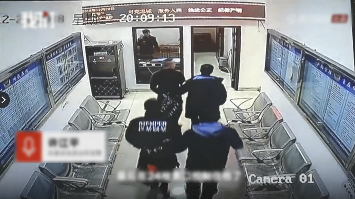 山西男穿「以暴制暴」字樣上衣 遭車站警截停竟發現係通緝犯 山西男穿「以暴制暴」字樣上衣 遭車站警截停竟發現係通緝犯