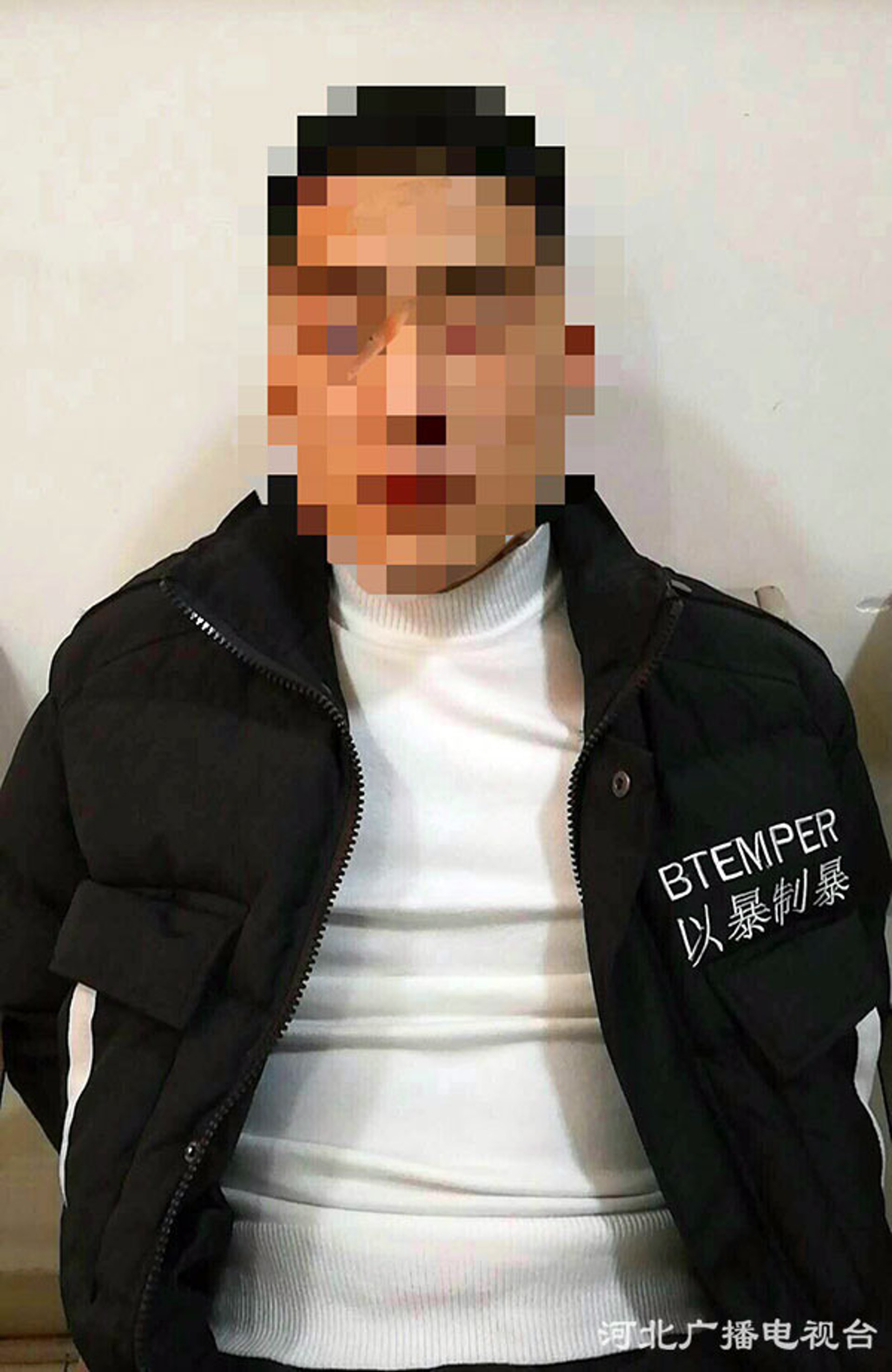 山西一名因砍人而被通緝的逃犯身穿寫有「以暴制暴」字樣的上衣外出,結果連帶其朋友共犯一併於火車站惹起警方關注,終將2人繩之於法。(河北廣播電視台圖片) 山西一名因砍人而被通緝的逃犯身穿寫有「以暴制暴」字樣的上衣外出,結果連帶其朋友共犯一併於火車站惹起警方關注,終將2人繩之於法。(河北廣播電視台圖片)