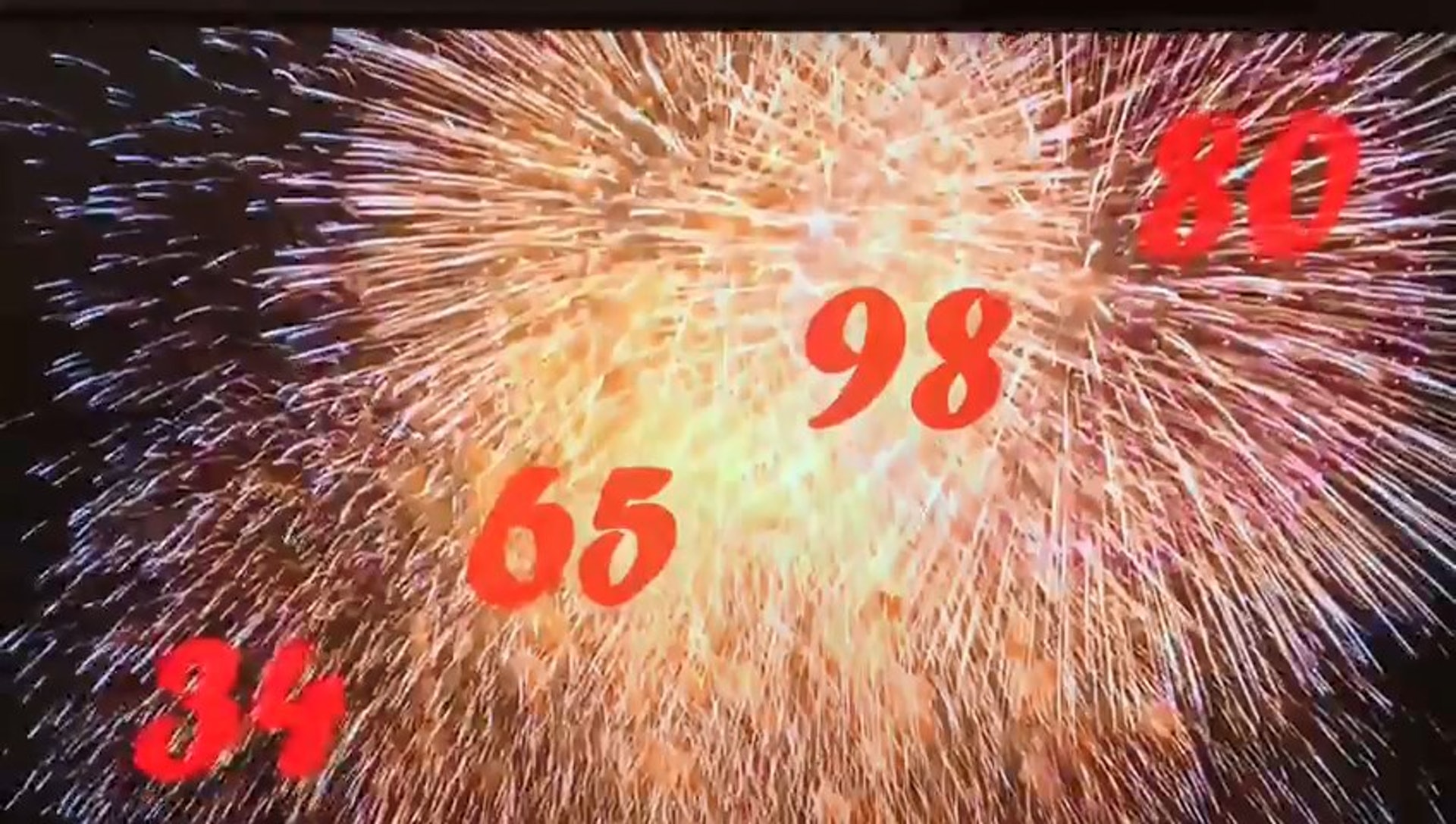 這個廣告只有約5秒,以煙花為背景,上面以紅色字寫上「34」、「65」、「98」、「80」四組數字。(有線電視截圖) 這個廣告只有約5秒,以煙花為背景,上面以紅色字寫上「34」、「65」、「98」、「80」四組數字。(有線電視截圖)