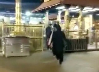 阿米妮和杜嘉成功進入從未有成年女性踏足過的薩巴里馬拉神廟。（路透社）