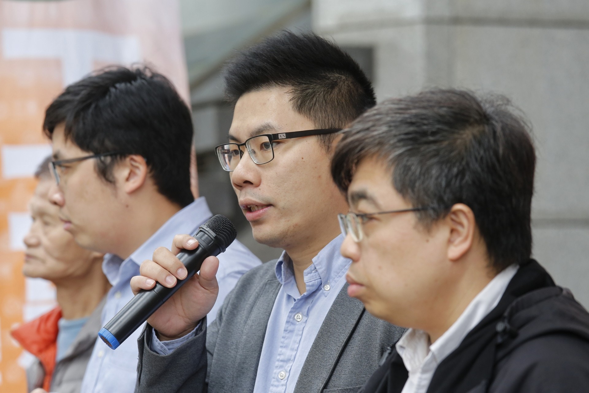 工黨主席郭永健（中）今（8日）早到灣仔警察總部報案，就鄭若驊住宅僭建，及涉嫌以虛假陳述誤導銀行取得按揭提交新證據。（張浩維攝）