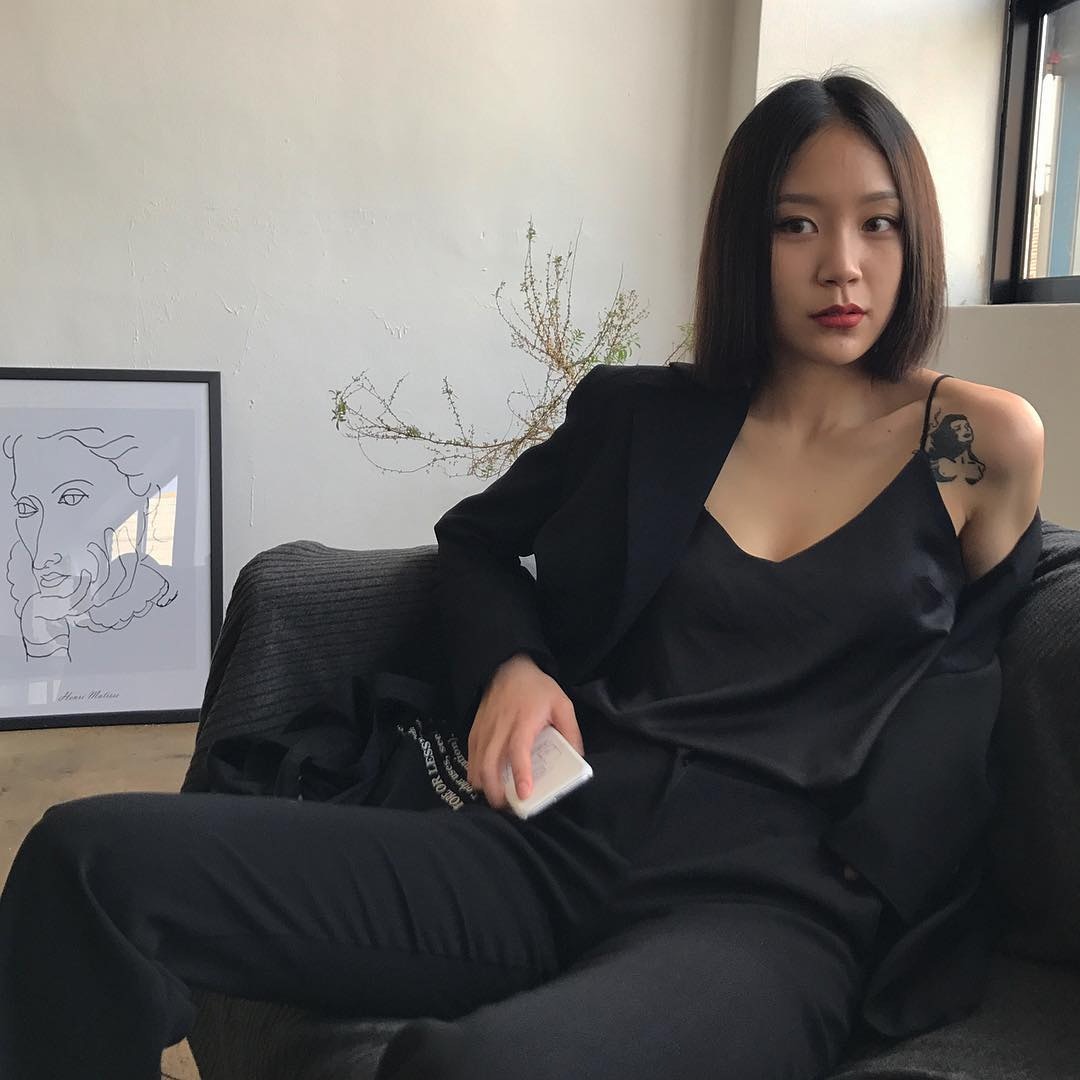 韓國女生Bohemianxse喜愛全黑打扮。(bohemianxse@Instagram)