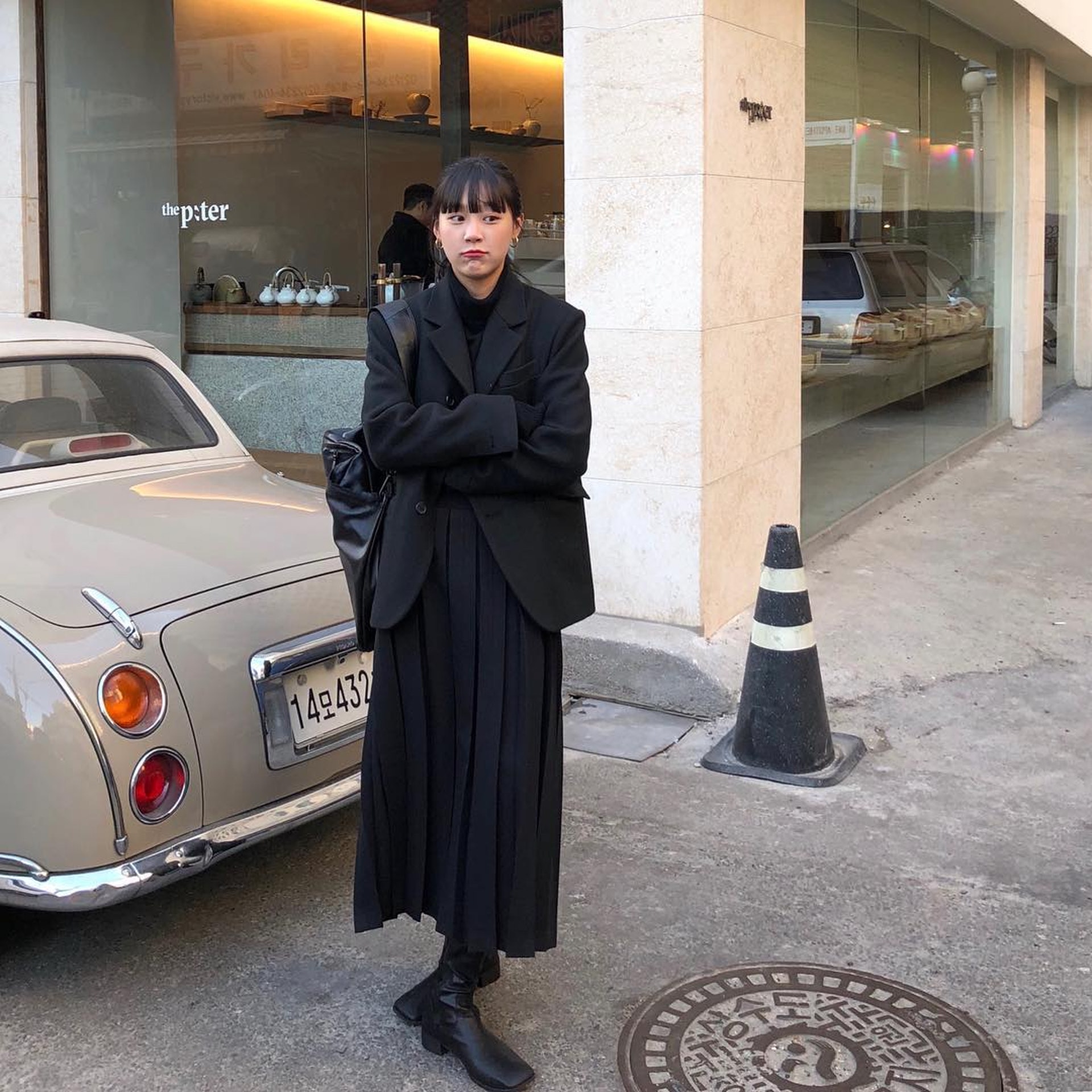 全黑造型下,韓國女生Bohemianxse喜愛穿上西裝外套增加層次感。(bohemianxse@Instagram)