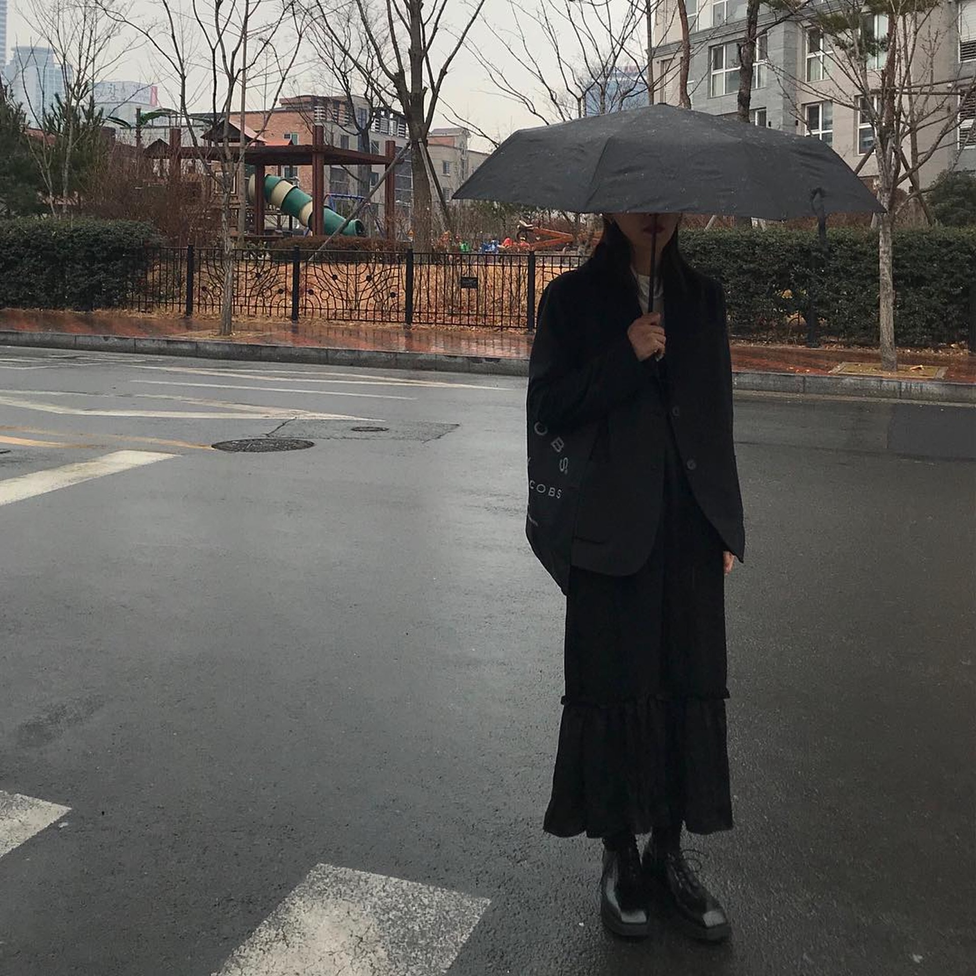 韓國女生Bohemianxse喜愛全黑打扮。(bohemianxse@Instagram)