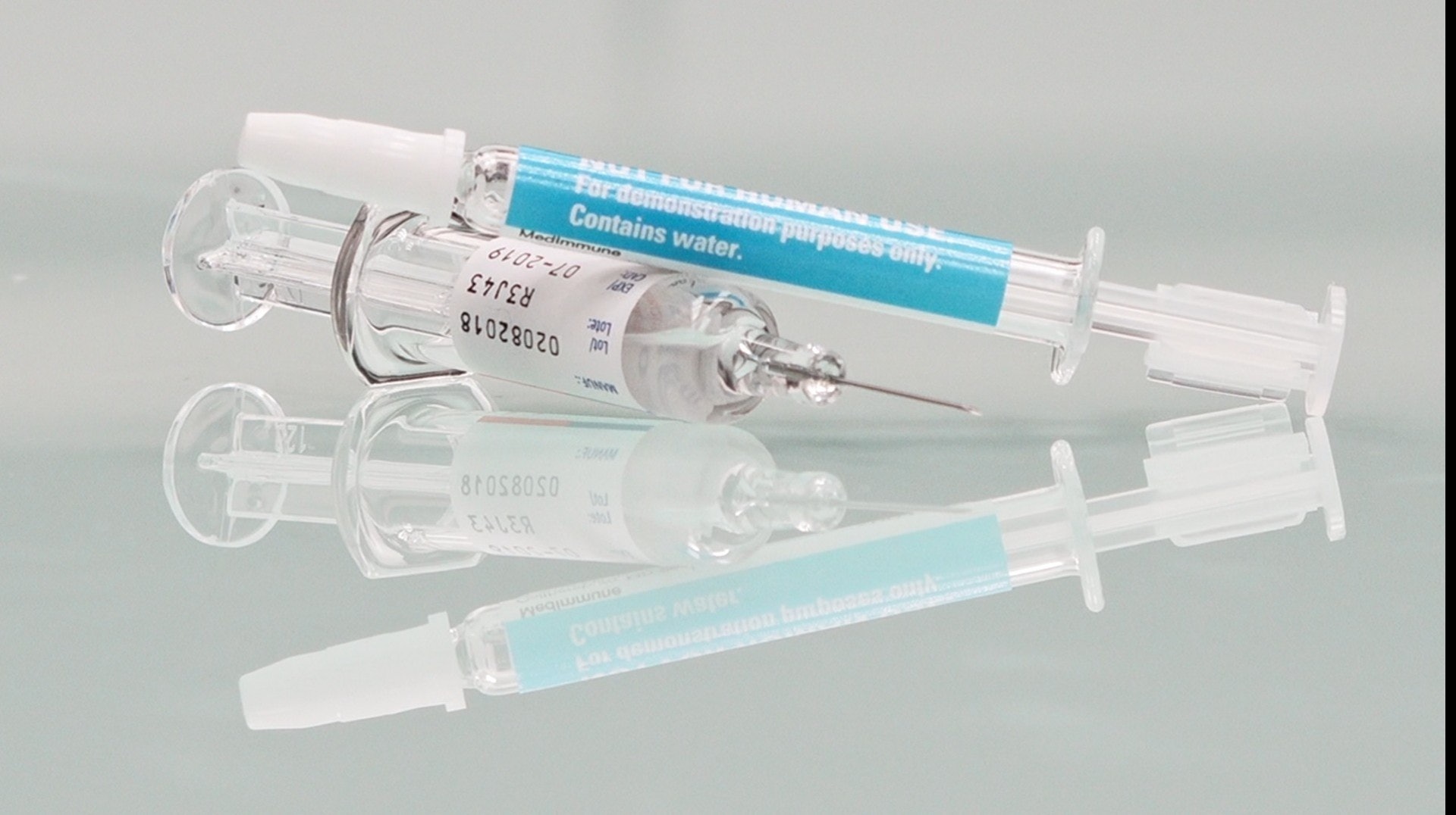 新型噴鼻式流感疫苗與傳統注射針劑。(洪業銘攝) 新型噴鼻式流感疫苗與傳統注射針劑。(洪業銘攝)