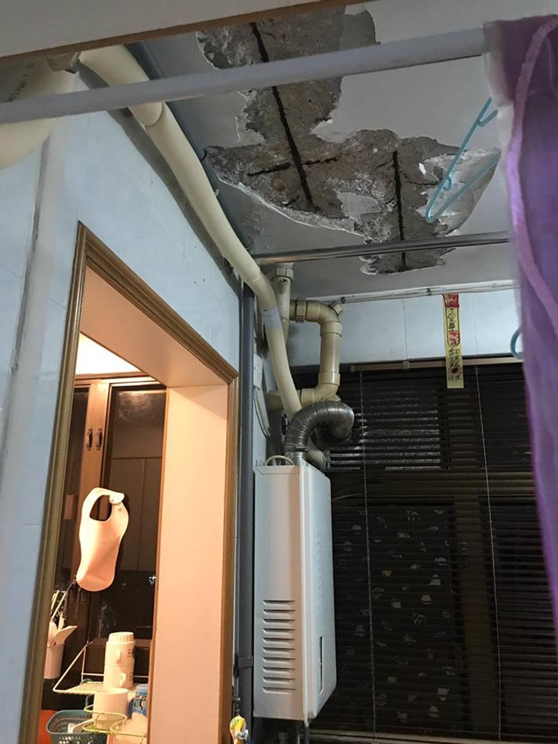 大坑西邨民樂樓一單位天花有石屎剝落,更見鋼筋外露。(譚國僑提供圖片) 大坑西邨民樂樓一單位天花有石屎剝落,更見鋼筋外露。(譚國僑提供圖片)