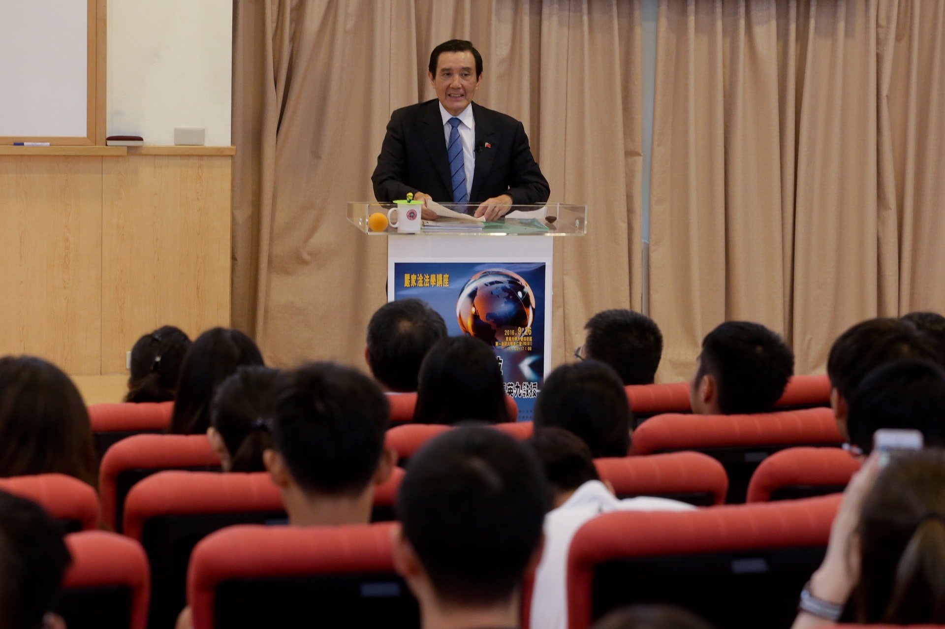 馬英九以教授身分在東吳大學演講，講題是 「台灣的國際法定位」。  (中央社)