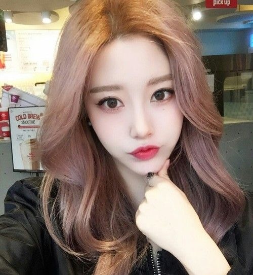 粉紅色調的髮色能令女生看起來紅粉緋緋。（圖片來源︰Pinterest）