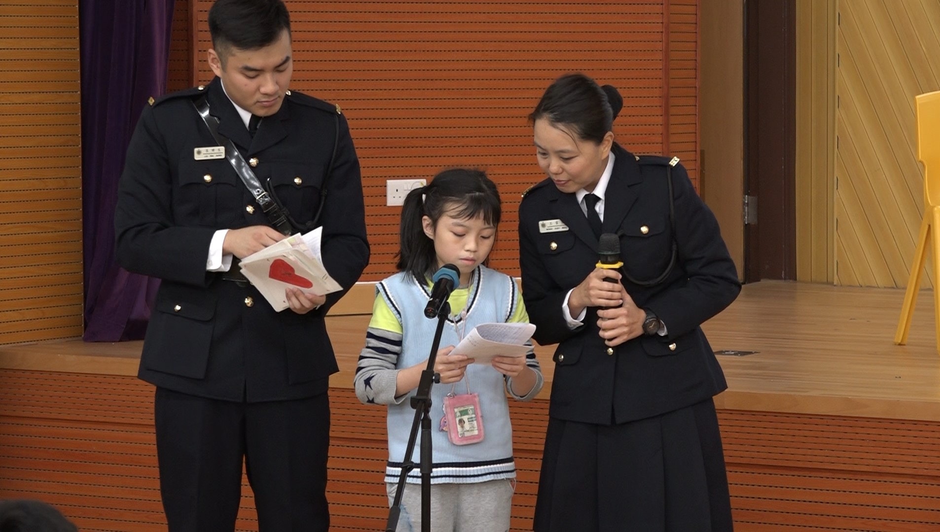 浸信會天虹小學五年級的勞同學讀出囚友來信。（譚威權攝）