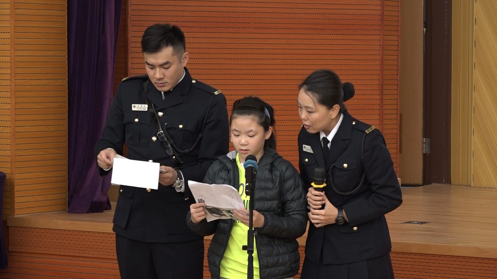 浸信會天虹小學五年級的羅同學讀出囚友的來信。(譚威權攝) 浸信會天虹小學五年級的羅同學讀出囚友的來信。(譚威權攝)