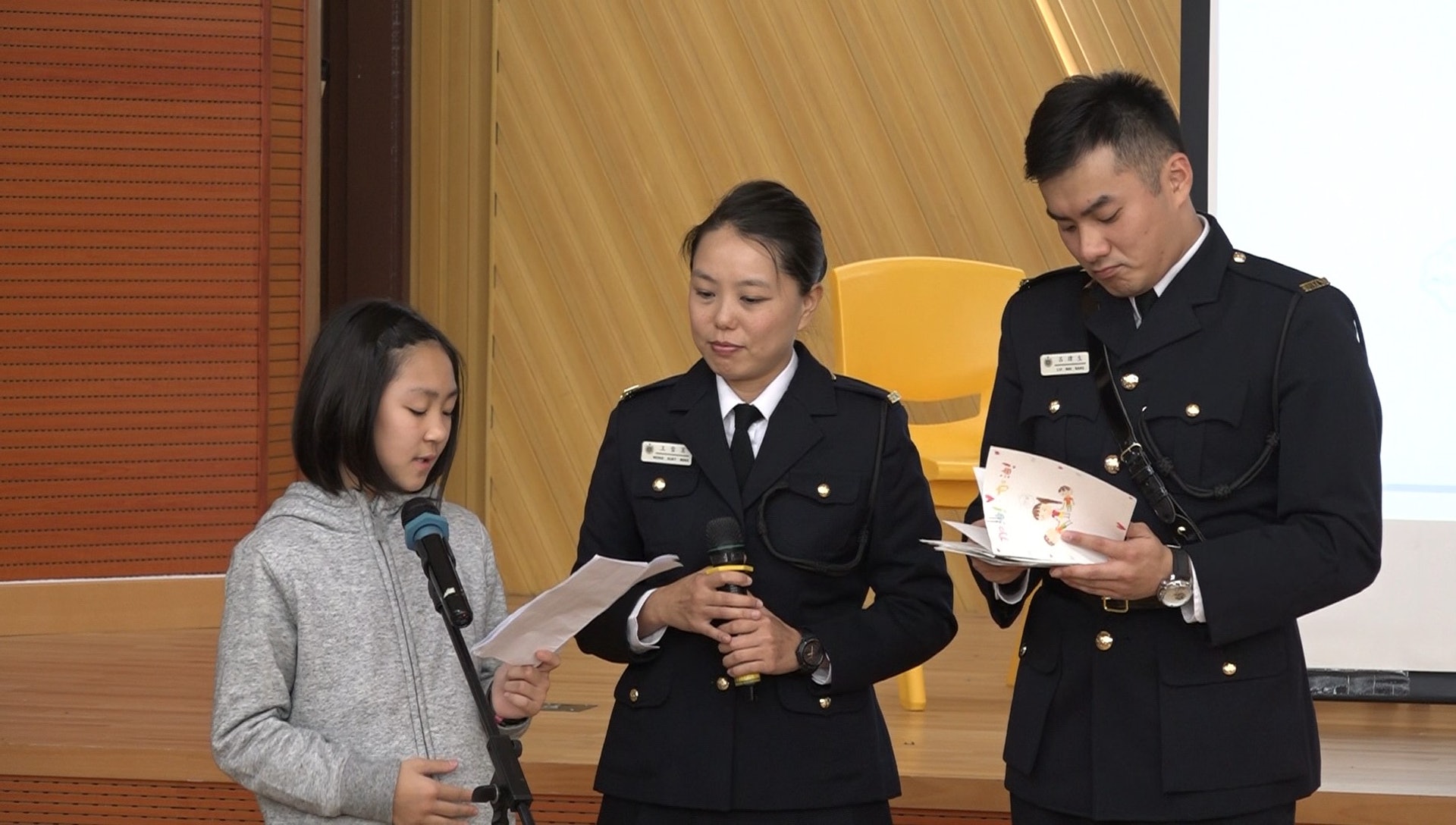 浸信會天虹小學五年級徐同學讀出囚友的回信。(譚威權攝) 浸信會天虹小學五年級徐同學讀出囚友的回信。(譚威權攝)