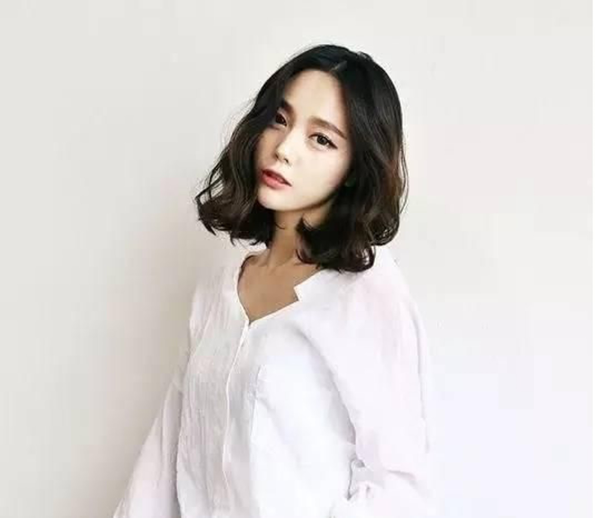 齊肩曲髮比較適合頭髮細軟的女生,帶出清新柔美感覺。(pinterest)