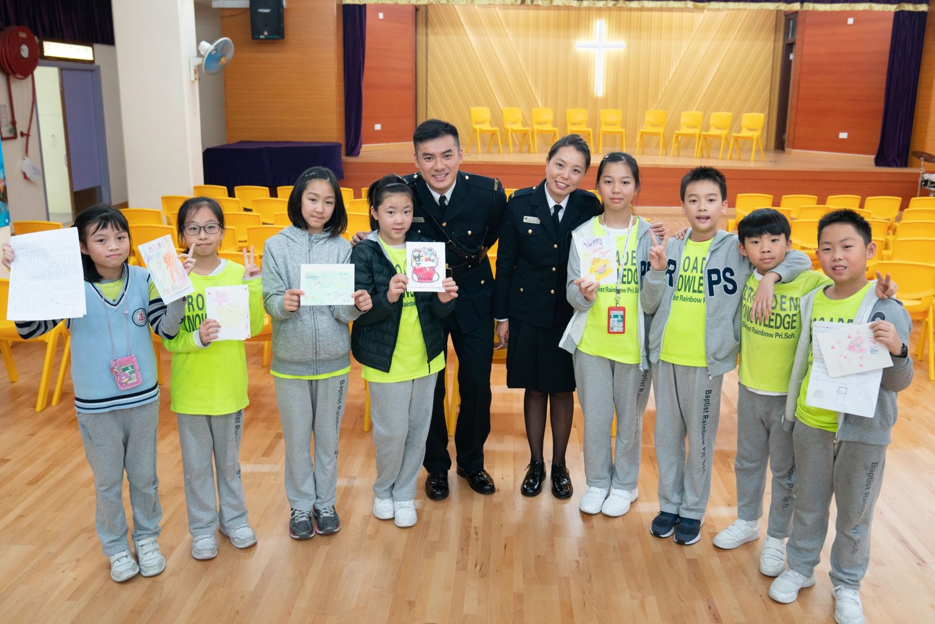 學生們收到信件後都很開心。(吳鍾坤攝) 學生們收到信件後都很開心。(吳鍾坤攝)