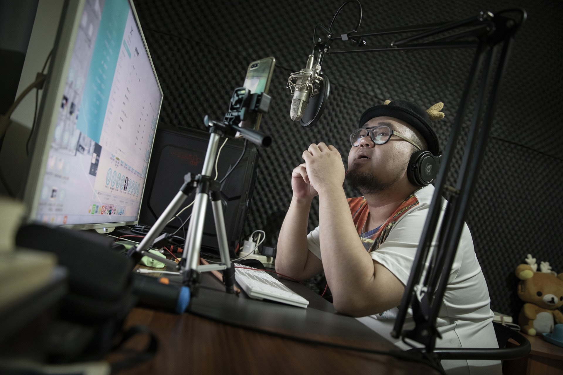 抖音、快手、美拍等短片平台近年受到內地年輕人的追棒,他們會自拍不同題材的短片上載,吸引眼球。(視覺中國) 抖音、快手、美拍等短片平台近年受到內地年輕人的追棒,他們會自拍不同題材的短片上載,吸引眼球。(視覺中國)