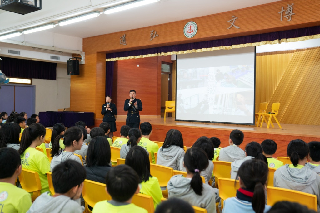 天虹小學和懲教署合辦「信有明天」活動，讓學生朗讀囚友的回信。