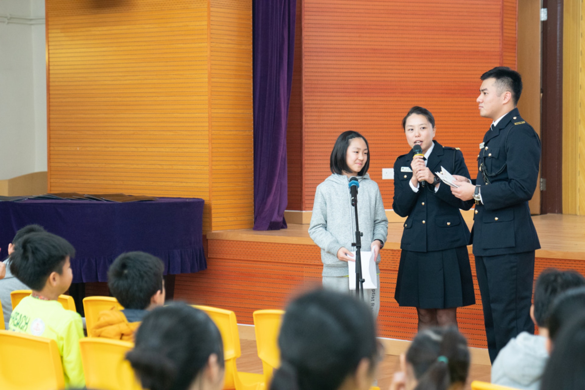 天虹小學和懲教署合辦「信有明天」活動,讓學生朗讀囚友的回信。 天虹小學和懲教署合辦「信有明天」活動,讓學生朗讀囚友的回信。