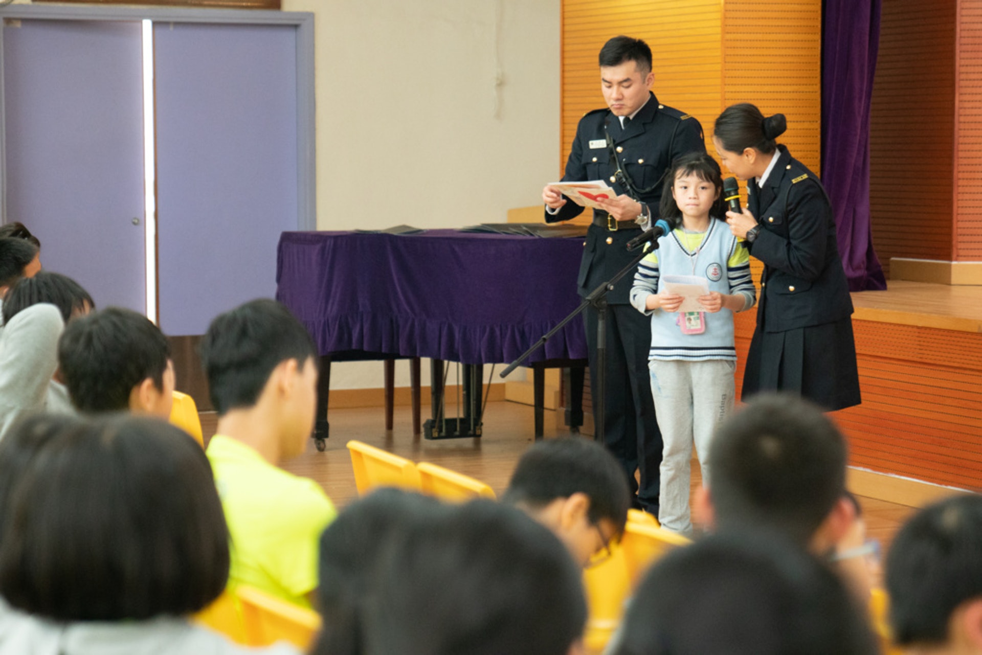 天虹小學和懲教署合辦「信有明天」活動，讓學生朗讀囚友的回信。