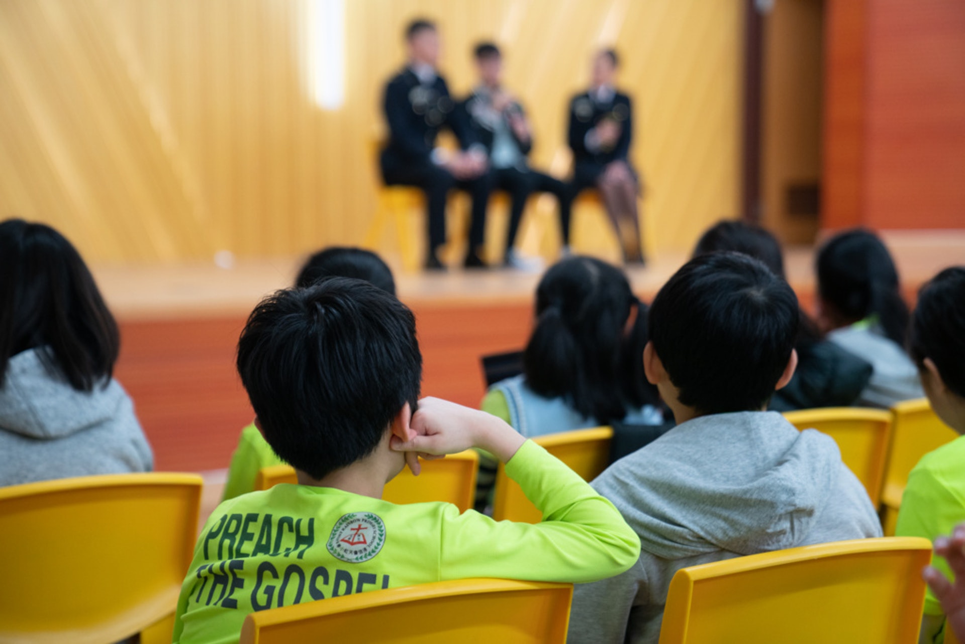 阿凱在台上分享個人經歷,希望學生引以為鑑。 阿凱在台上分享個人經歷,希望學生引以為鑑。
