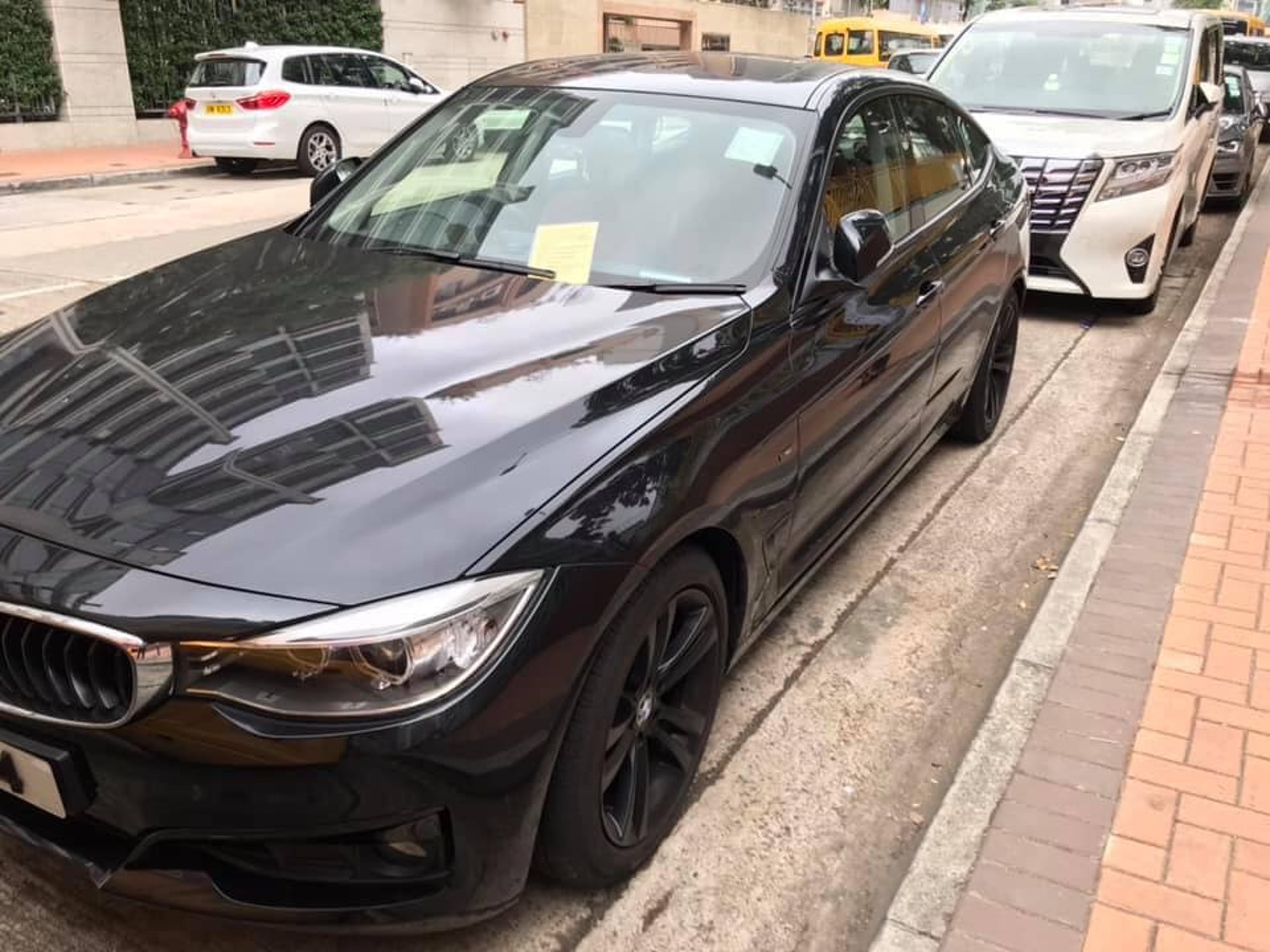 樓主上載可愛字條,顯示有好心人提醒車主或司機開車前要檢查有否流浪貓匿車底,甚至揼本過膠。(fb群組「小心駕駛(討論別人駕駛態度)」) 樓主上載可愛字條,顯示有好心人提醒車主或司機開車前要檢查有否流浪貓匿車底,甚至揼本過膠。(fb群組「小心駕駛(討論別人駕駛態度)」)