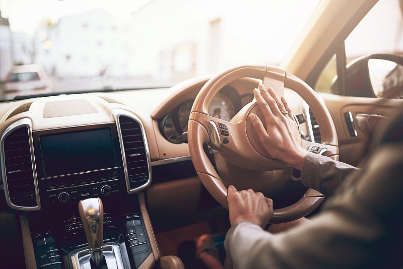車主企司機可以在開車前打開車頭蓋、蹲下檢查有沒有貓咪在車底瑟縮,以及響鞍向貓咪「示意」,讓牠們有足夠時間走避,避免意外發生。(視覺中國) 車主企司機可以在開車前打開車頭蓋、蹲下檢查有沒有貓咪在車底瑟縮,以及響鞍向貓咪「示意」,讓牠們有足夠時間走避,避免意外發生。(視覺中國)
