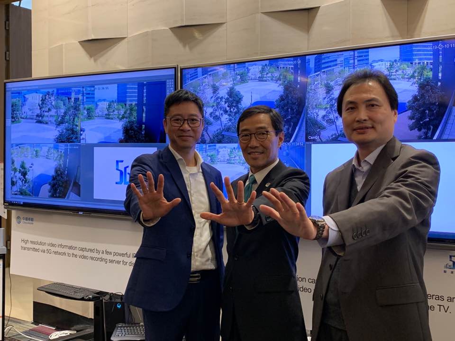 中移動香港將研究5G應用AR/VR的娛樂、教育,及AI影像分析功能等。香港應用科學研究院首席科技總監楊美基(左)、香港科技園公司行政總裁黃克強(中)、中移動香港首席工程師鄭啓良(右)。(李慧妍攝) 中移動香港將研究5G應用AR/VR的娛樂、教育,及AI影像分析功能等。香港應用科學研究院首席科技總監楊美基(左)、香港科技園公司行政總裁黃克強(中)、中移動香港首席工程師鄭啓良(右)。(李慧妍攝)
