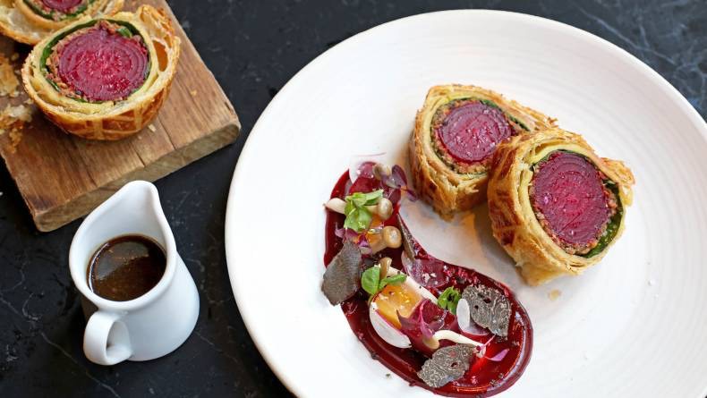 主菜:紅菜頭威靈頓(£ 25英磅)。(圖片:Bread Street Kitchen) 主菜:紅菜頭威靈頓(£ 25英磅)。(圖片:Bread Street Kitchen)