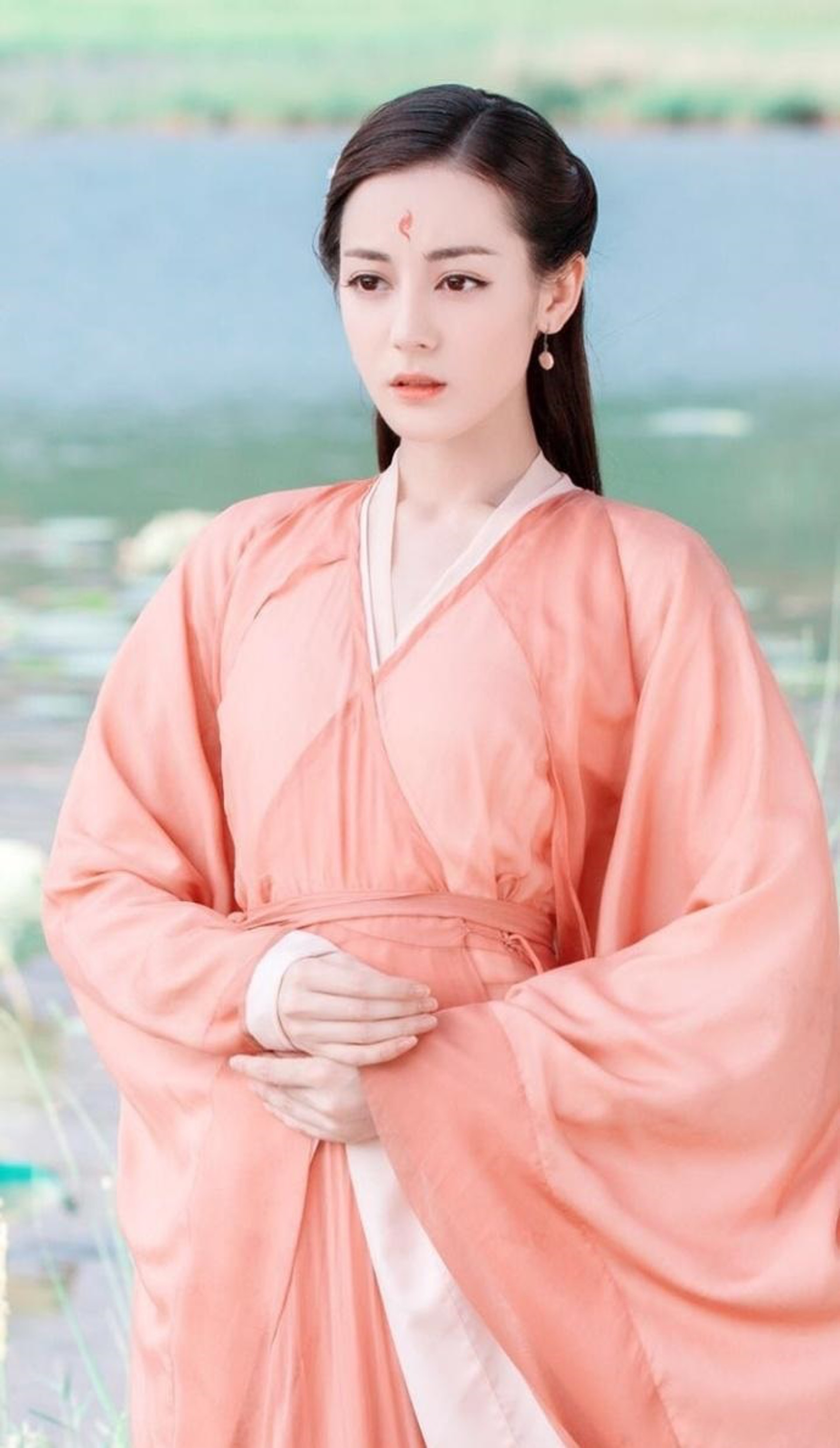 熱巴演出《三生三世十里桃花》白鳳九一角為人熟悉,在姊妹作《三生三世枕上書》再演該角。(網上圖片) 熱巴演出《三生三世十里桃花》白鳳九一角為人熟悉,在姊妹作《三生三世枕上書》再演該角。(網上圖片)