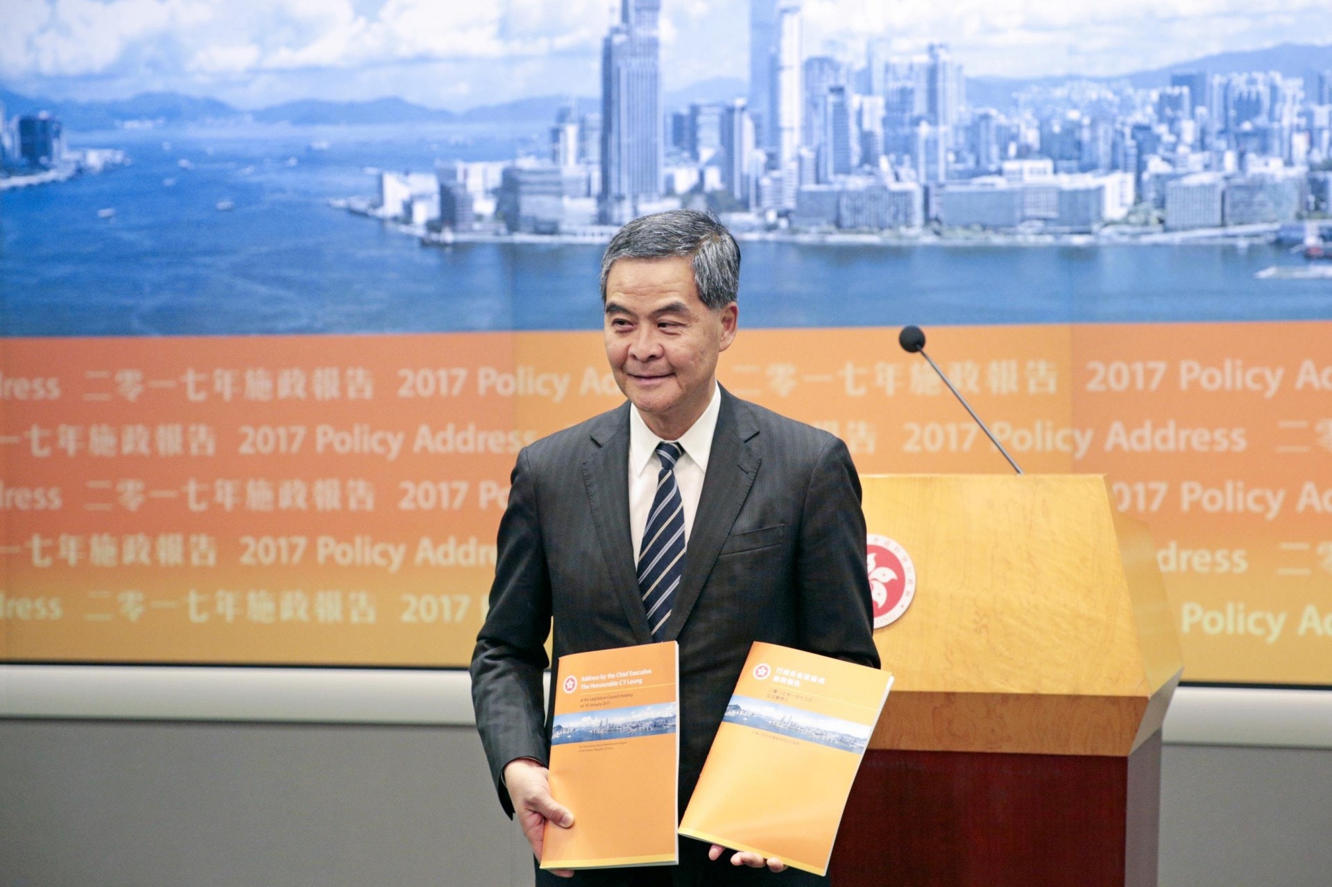 2017年1月,時任特首梁振英公布任內最後一份《施政報告》,他當時提出多項建議,稱要「優化」多層社會保障制度支柱,其中包括將領取長者綜援的合資格年齡由60歲提高至65歲。(資料圖片) 2017年1月,時任特首梁振英公布任內最後一份《施政報告》,他當時提出多項建議,稱要「優化」多層社會保障制度支柱,其中包括將領取長者綜援的合資格年齡由60歲提高至65歲。(資料圖片)