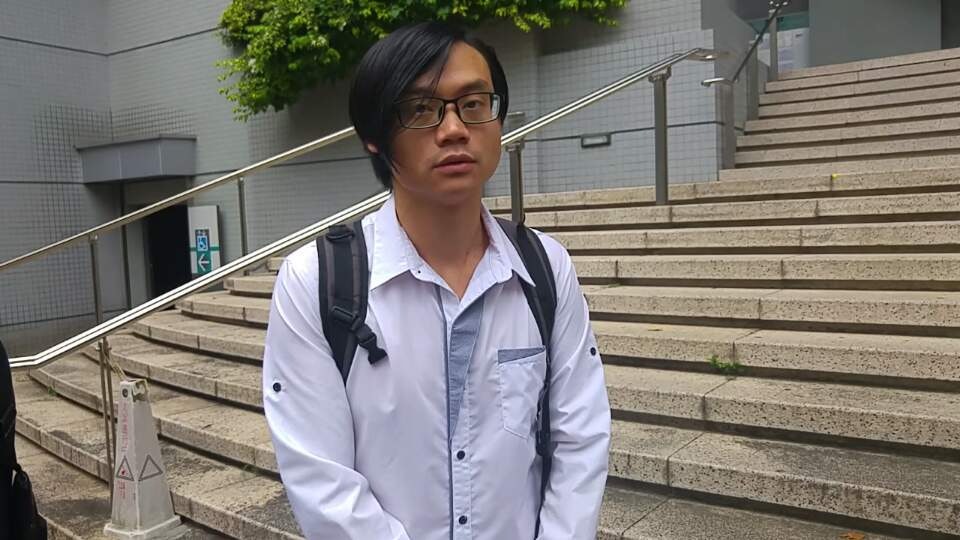 旺角騷亂涉水樽襲警 辯方:政治立場與襲警行為不能相提並論 旺角騷亂涉水樽襲警 辯方:政治立場與襲警行為不能相提並論