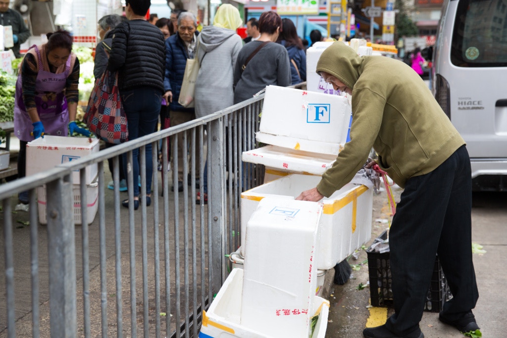 長者綜援於下月收緊，合資格申請者的年齡由60歲上調至65歲，但處於夾心階層的長者又有誰可幫忙呢? (資料圖片)