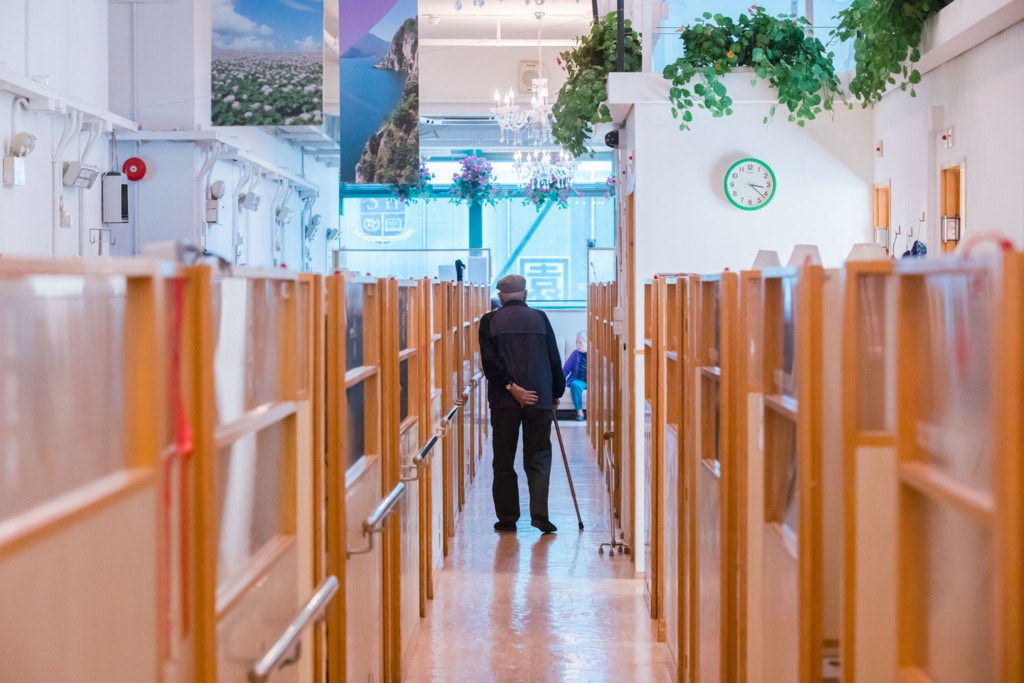 基督教關懷無家者協會助理外展主任毛卓賢稱，長者綜援的金額較高，再加上院舍津貼或其他援助，或可申請較便宜的私人院舍。(資料圖片)