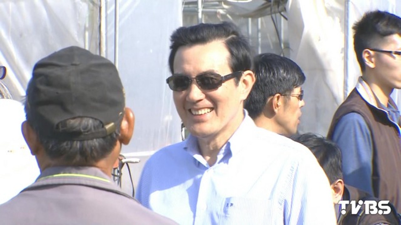 台灣總統馬英九於今天上午前往太平島,訪視、慰勞駐島人員,並發表談話,說明推動太平島的和平用途、澄清太平島法律地位。(TVBS網頁圖片) 台灣總統馬英九於今天上午前往太平島,訪視、慰勞駐島人員,並發表談話,說明推動太平島的和平用途、澄清太平島法律地位。(TVBS網頁圖片)