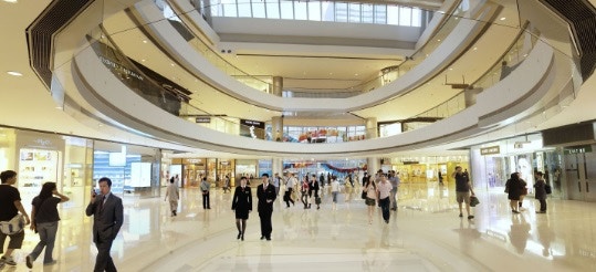 中環IFC較為嚴格,狗狗在商城範圍內不能落地走,但只要坐上寵物車、入袋或手抱並能與狗狗一同逛街。(網上圖片) 中環IFC較為嚴格,狗狗在商城範圍內不能落地走,但只要坐上寵物車、入袋或手抱並能與狗狗一同逛街。(網上圖片)