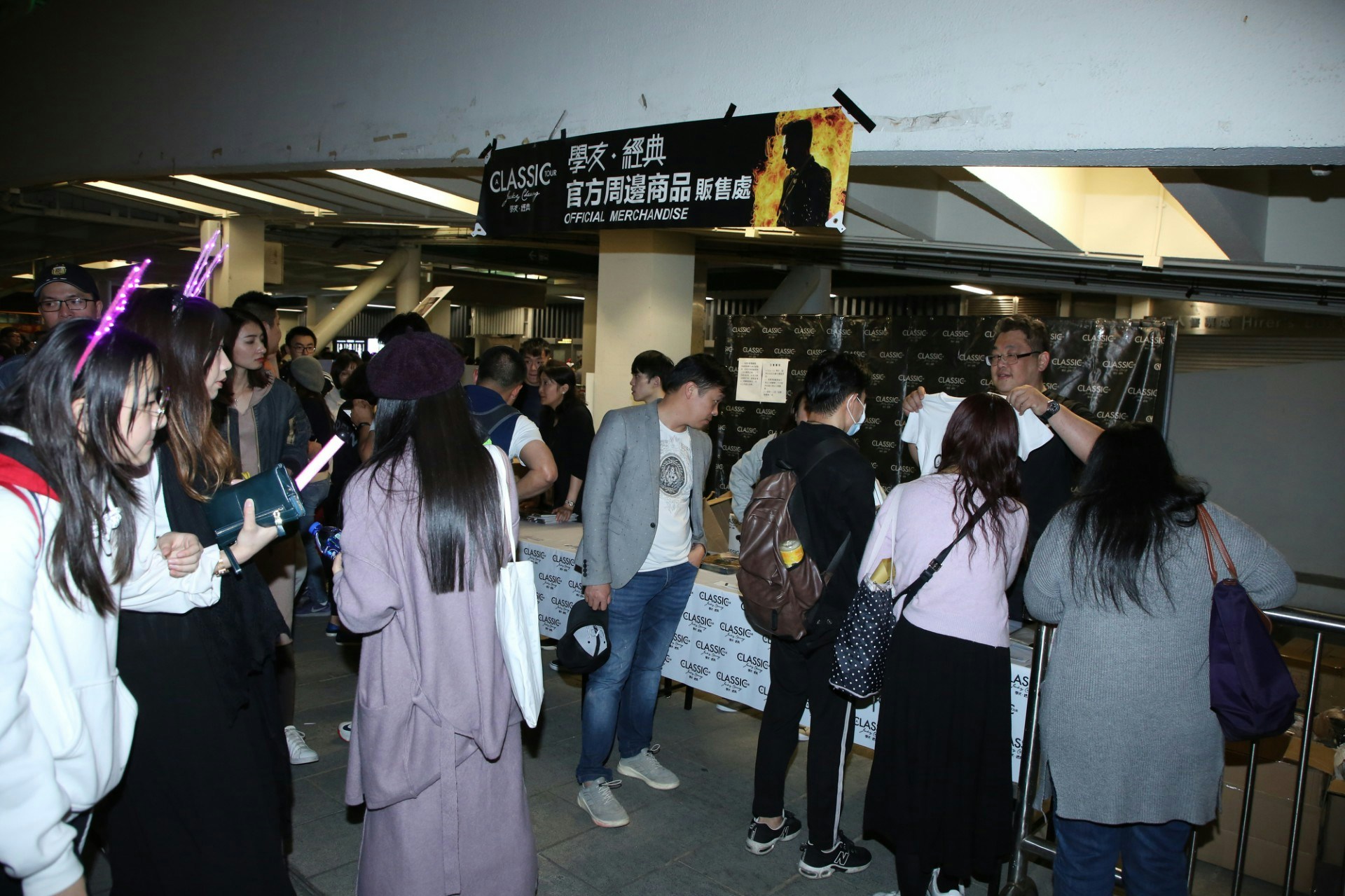 歌迷爭相購買學友演唱會的紀念品，場面墟冚。（葉志明攝）