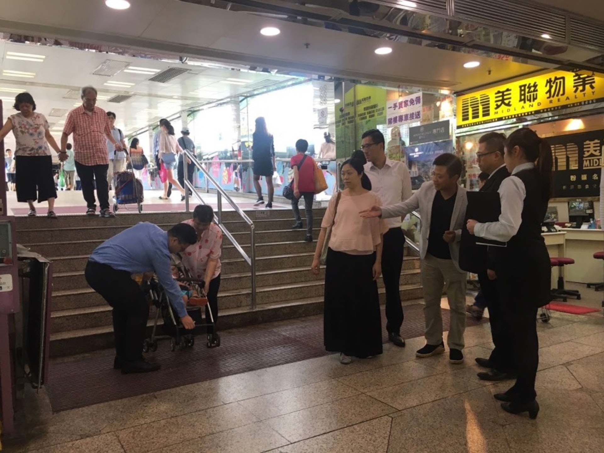 陳旭明早前曾與名都商場管理人員聯絡,了解相關問題,途中亦遇到不少市民需要協助。(陳旭明提供) 陳旭明早前曾與名都商場管理人員聯絡,了解相關問題,途中亦遇到不少市民需要協助。(陳旭明提供)