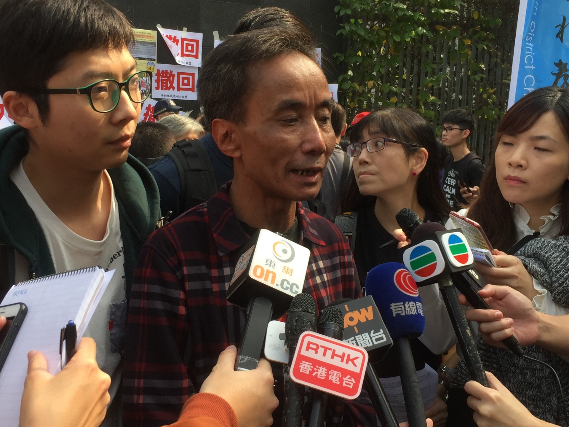 59歲的鄧先生稱措施令其大失預算,揚言「自殺都似」。(李家偉攝) 59歲的鄧先生稱措施令其大失預算,揚言「自殺都似」。(李家偉攝)