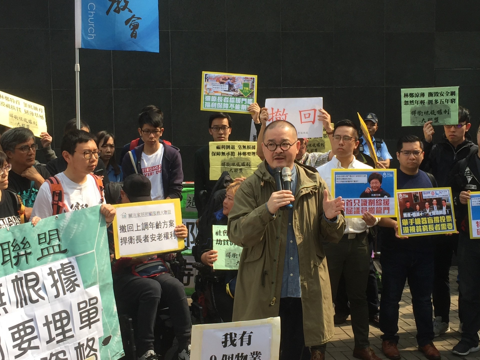 邵家臻指，民主派不能接受以關愛基金補貼的做法。（李家偉攝）