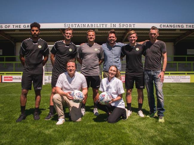 Jamie Oliver來到格連森林(Forest Green Rovers)交流,球員及球隊廚師都極之滿意。(網上圖片) Jamie Oliver來到格連森林(Forest Green Rovers)交流,球員及球隊廚師都極之滿意。(網上圖片)