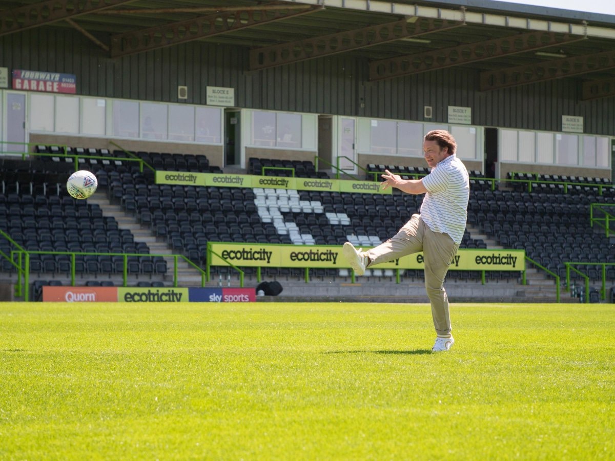 Jamie Oliver來到格連森林(Forest Green Rovers)主場,不忘起腳勁射。(網上圖片) Jamie Oliver來到格連森林(Forest Green Rovers)主場,不忘起腳勁射。(網上圖片)