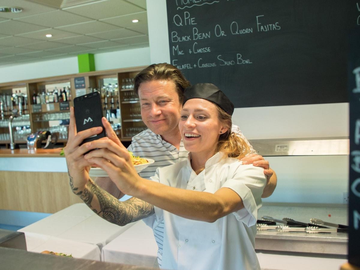 Jamie Oliver與格連森林(Forest Green Rovers)廚師自拍。(網上圖片) Jamie Oliver與格連森林(Forest Green Rovers)廚師自拍。(網上圖片)