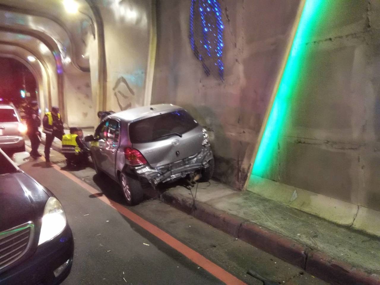 【有片】台男醉駕高速拒捕　突急剎撞爛警車　再鬧記者：我有人權
