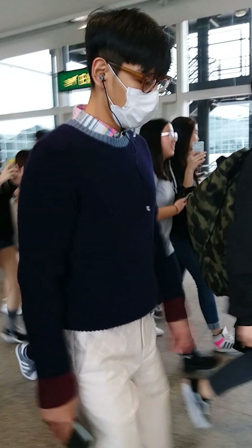 01獨家影片 T O P Bigbang神秘抵港機場文青look全程直擊 香港01
