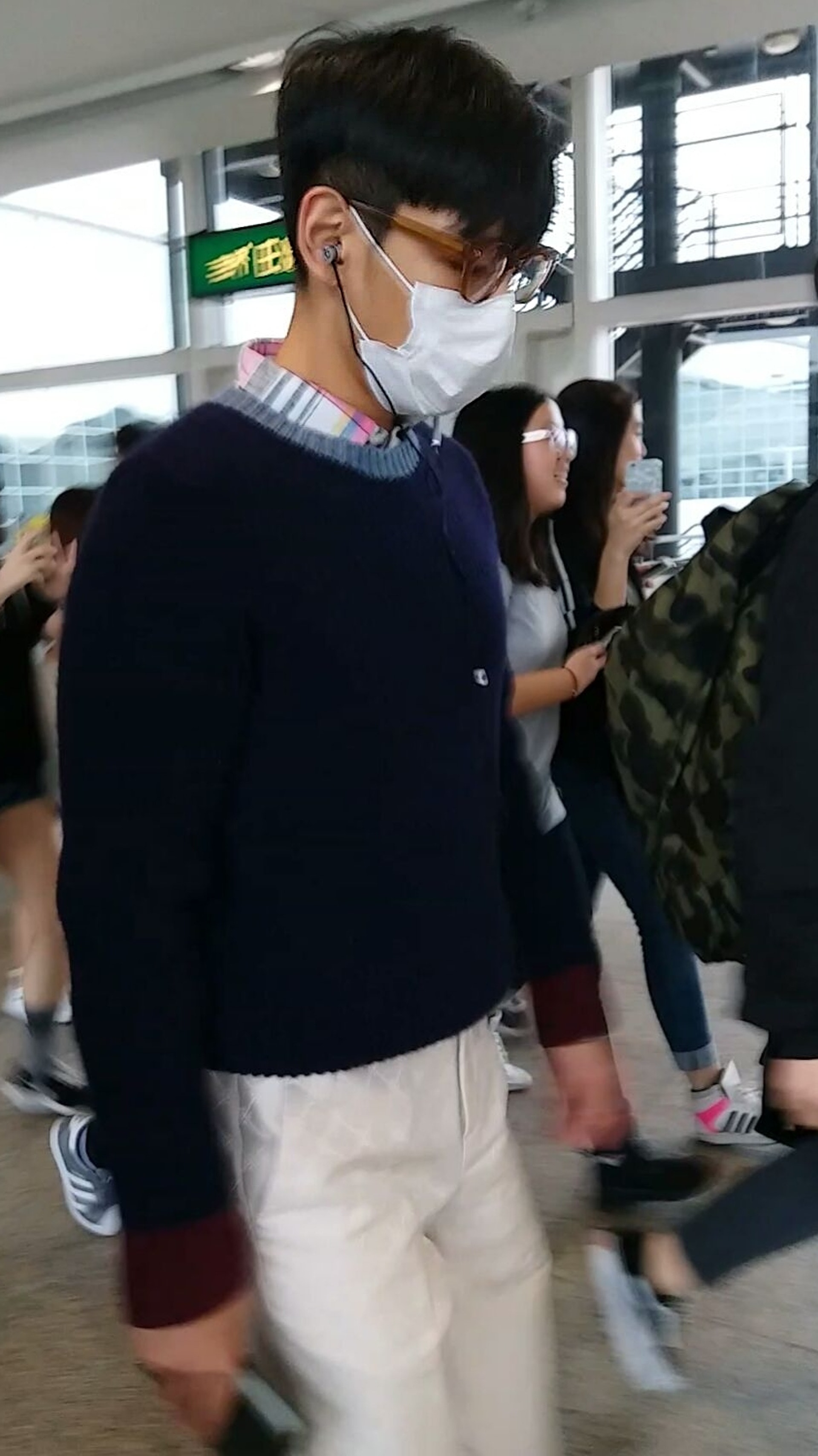 01獨家影片 T O P Bigbang神秘抵港機場文青look全程直擊 香港01